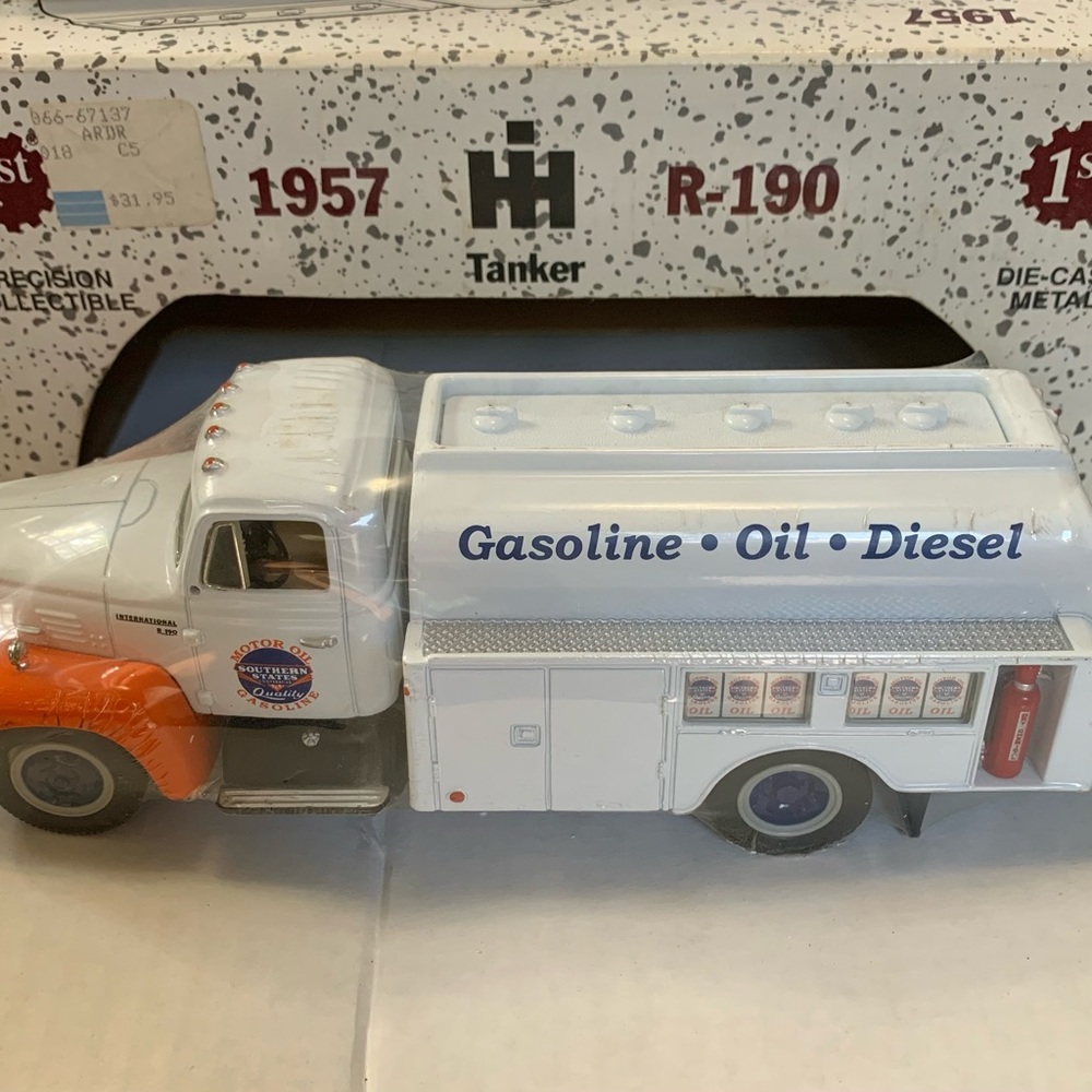1957 IH R-190 Tanker - Picture 12 of 12